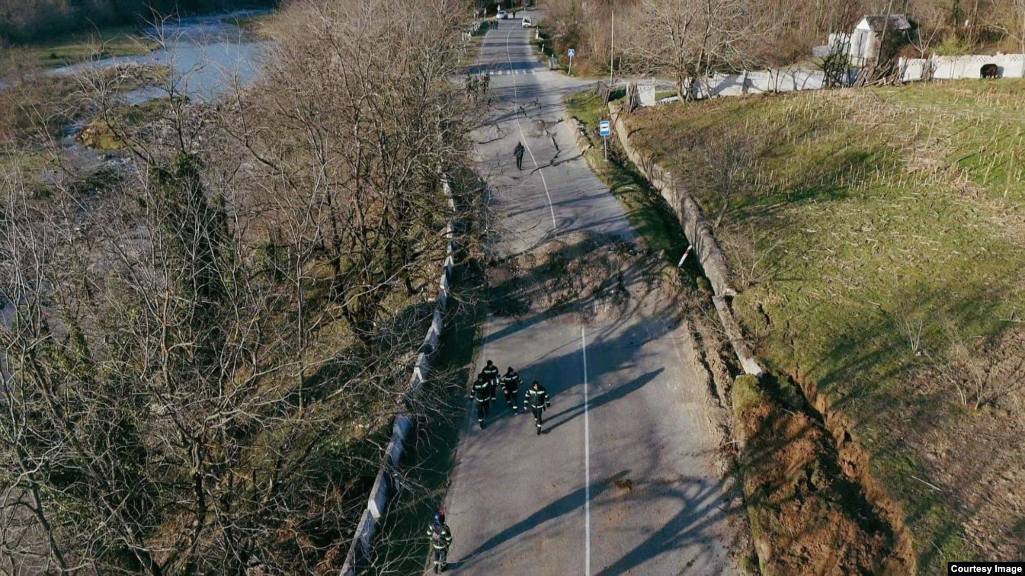 მეწყერი სოფელ კურსებში - განადგურებული სახლები და ოჯახები, რომლებიც გაურკვეველ მომავალს უყურებენ