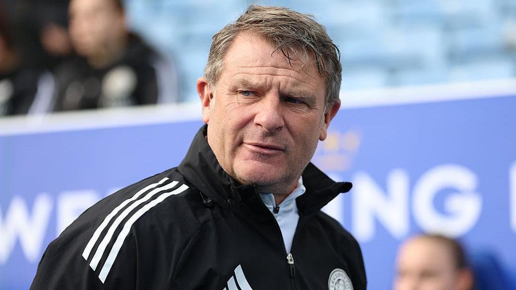 ლესტერის სიტის მენეჯერმა რიკ პასმორმა განაცხადა, რომ მისი მიზანი იყო "გაწონასწორება" კლუბში მისი პირველი რამდენიმე თვის განმავლობაში