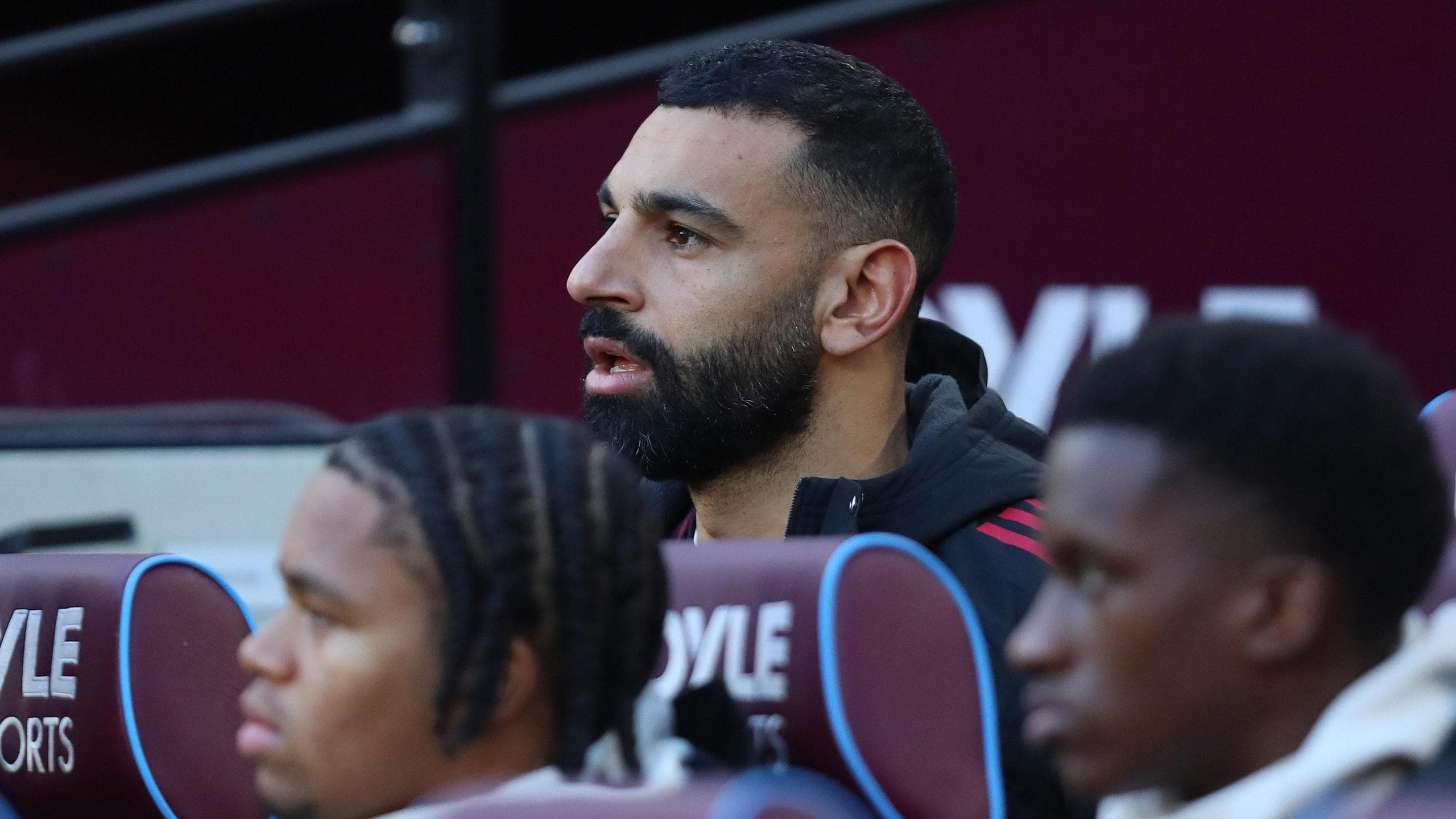 სლოტი სალაჰს აღწერს, როგორც "ტოპ პროფესიონალს" მას შემდეგ, რაც ის ჩამოაგდეს