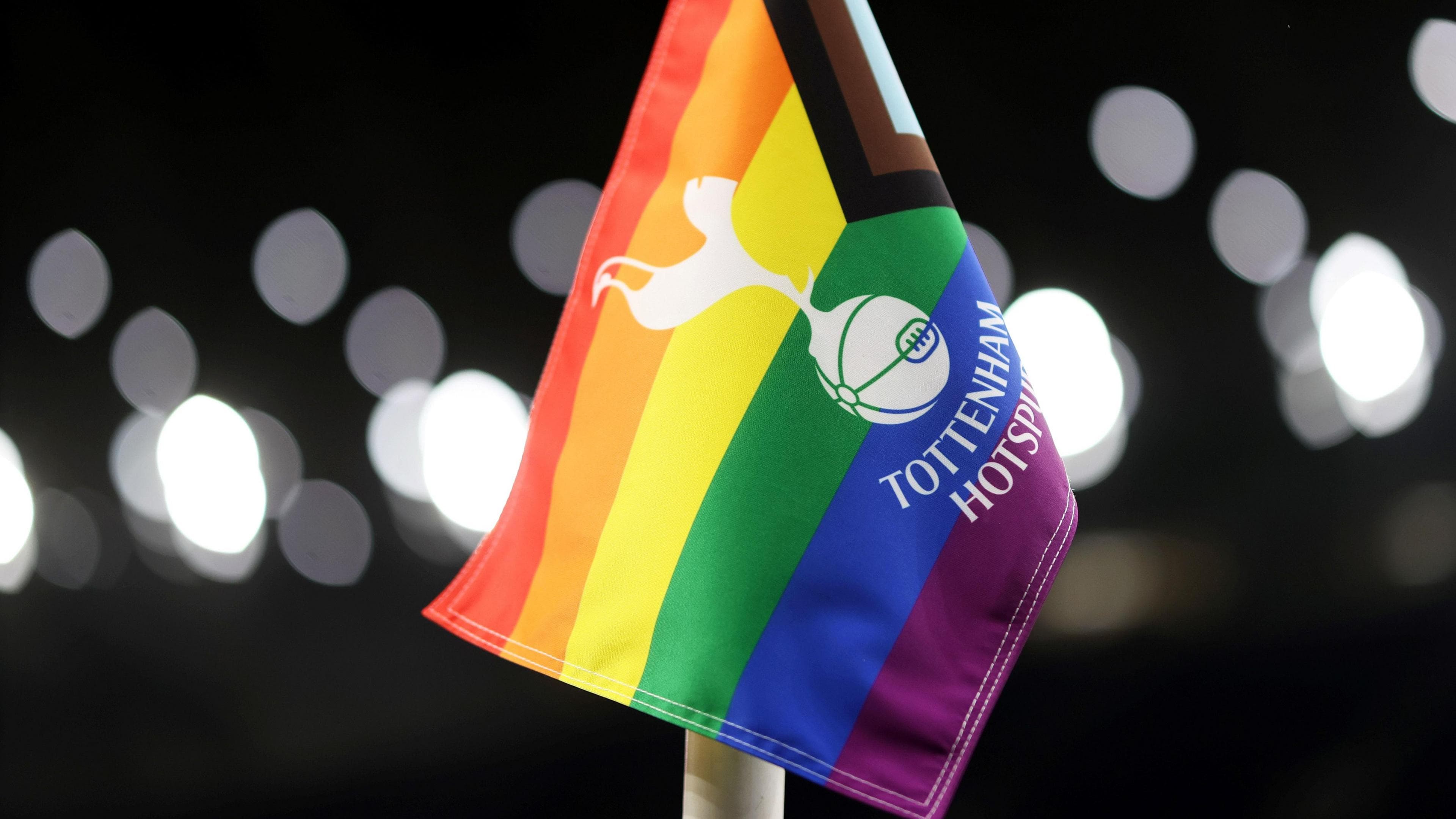 ტოტენჰემის LGBTQI+ მხარდამჭერთა ჯგუფმა გააკრიტიკა სლავია პრაღა დროშის გადატანის გამო