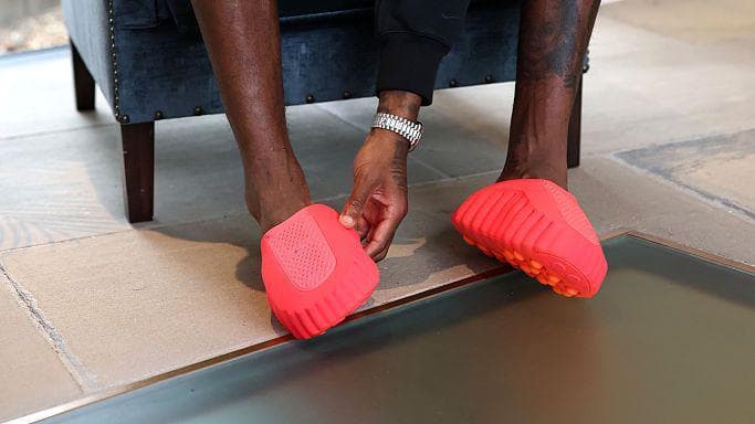 ინგლისის ნაკრებმა მსოფლიო ჩემპიონატის შესარჩევ მატჩებამდე წითელი ფეხსაცმელი ჩაიცვა