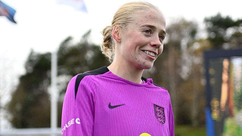 გრეის ფისკი ინგლისის კაპიტნის სამკლაურისთვის ემზადება, მაგრამ ვარჯიშის დროს ფეხს იტკენს