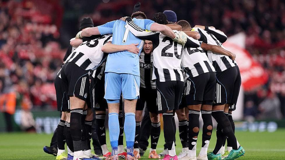 ნიუკასლის მასკოტი მარტო დარჩა მოედანზე ლივერპულთან მატჩის წინ