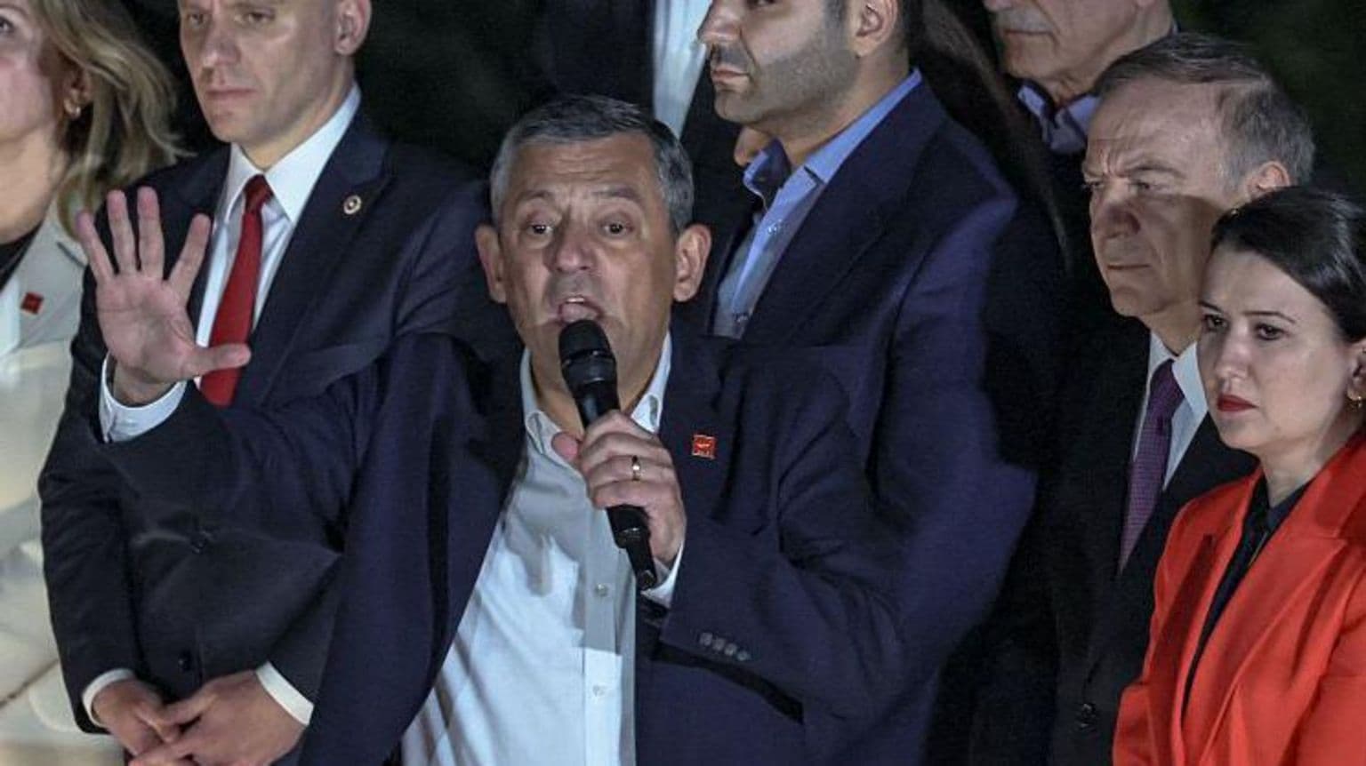 ოპოზიციის პარტიის ლიდერის დაპირება, რომ იბრძოლებს სასამართლო გადაწყვეტილების წინააღმდეგ, რომელიც მას აშორებს