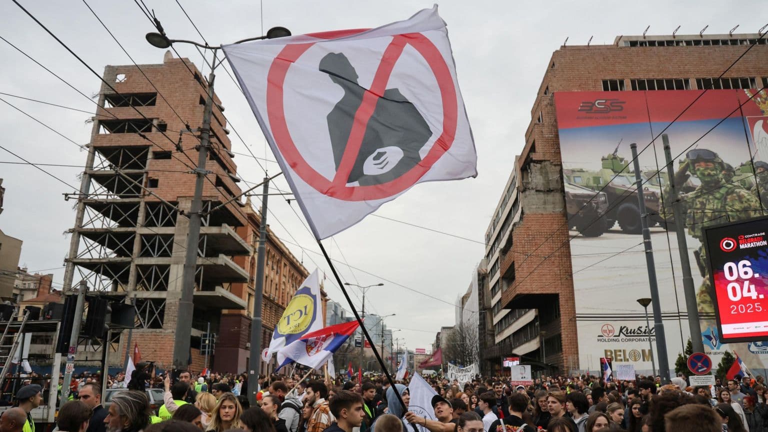 სერბეთის პარლამენტმა მხარი დაუჭირა კუშნერის სასტუმროს პროექტს სადავო სამხედრო შტაბ-ბინის ადგილზე