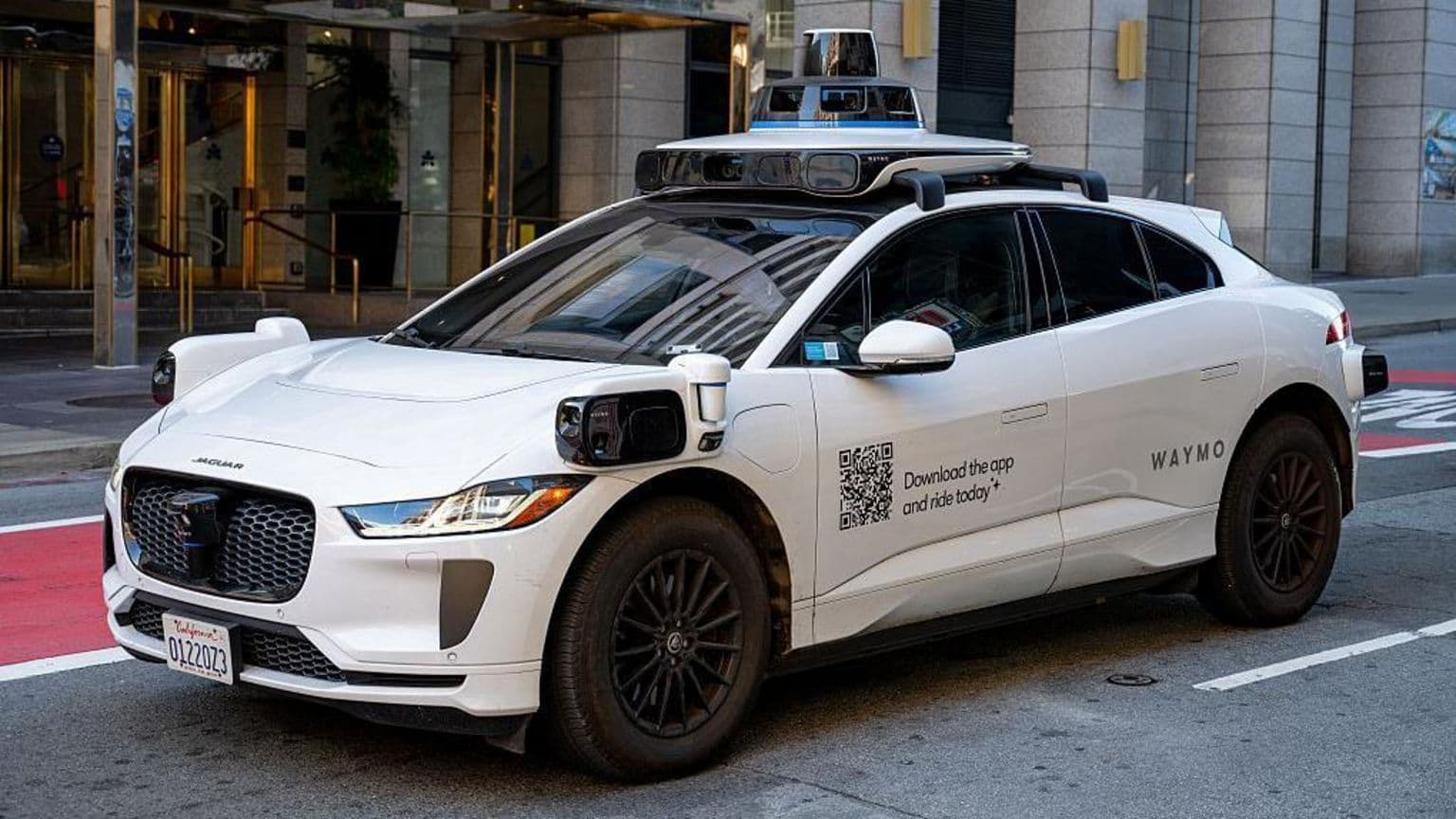 Waymo-მ ათასობით თვითმართვადი მანქანა უკან გაიწვია დატბორილ გზებზე სიარულის რისკის გამო