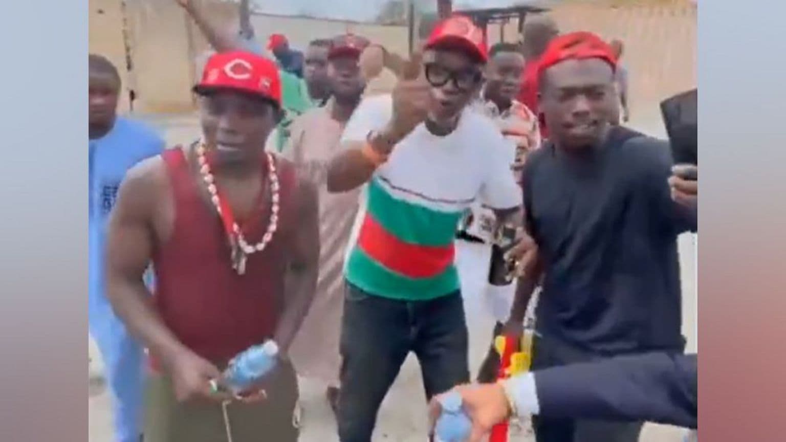 პროტესტანტები თავს დაესხნენ ბენინის ხელოვნების მუზეუმს, აიძულებდნენ ორგანიზატორებს შეეჩერებინათ წინასწარი ღონისძიება