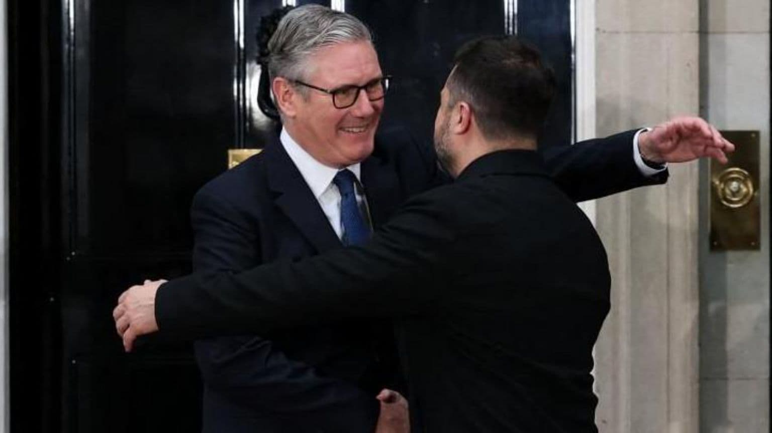 ზელენსკი დიდ ბრიტანეთში ჩავიდა გადამწყვეტი მოლაპარაკებებისთვის