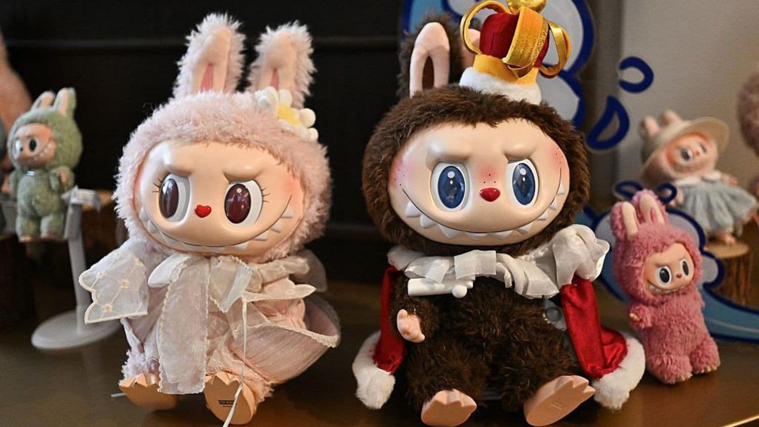 ჩინური ქარხანა, რომელიც ამზადებს პოპულარულ Labubu-ს თოჯინებს, ექსპლუატაციას უწევს მუშებს