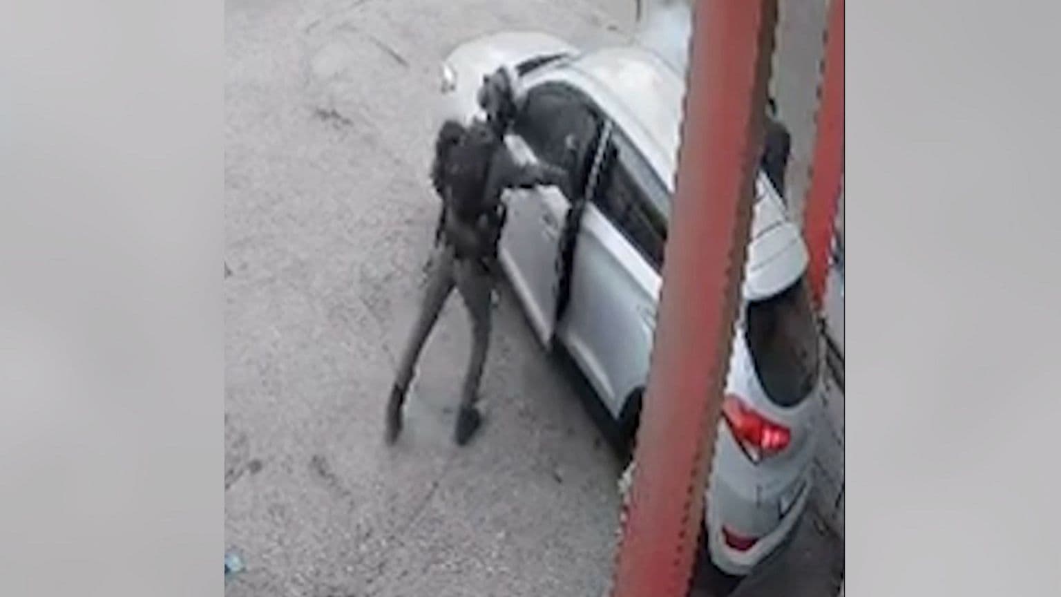 ისრაელის პოლიციამ გამოძიება დაიწყო მას შემდეგ, რაც CCTV-ის კადრები გამოჩნდა, სადაც ნაჩვენებია სასაზღვრო პოლიციის ოფიცერი, რომელიც ყუმბარას ისვრის მანქანაში ოკუპირებულ დასავლეთ სანაპიროზე.
