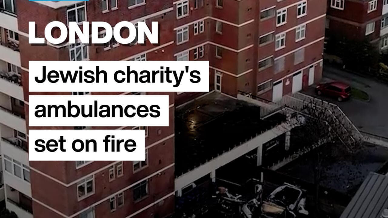 ბრიტანელი პოლიციელები იძიებენ ონლაინ პასუხისმგებლობას სინაგოგასთან ახლოს ებრაული სასწრაფო დახმარების მანქანების დაწვის გამო