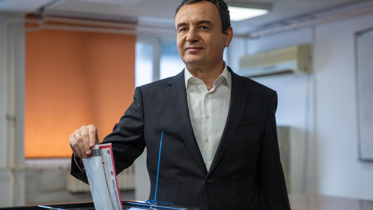 ალბინ კურტი კოსოვოს პრემიერ-მინისტრად აირჩიეს, რაც ერთწლიანი პოლიტიკური ჩიხის დასრულებას მოასწავებს