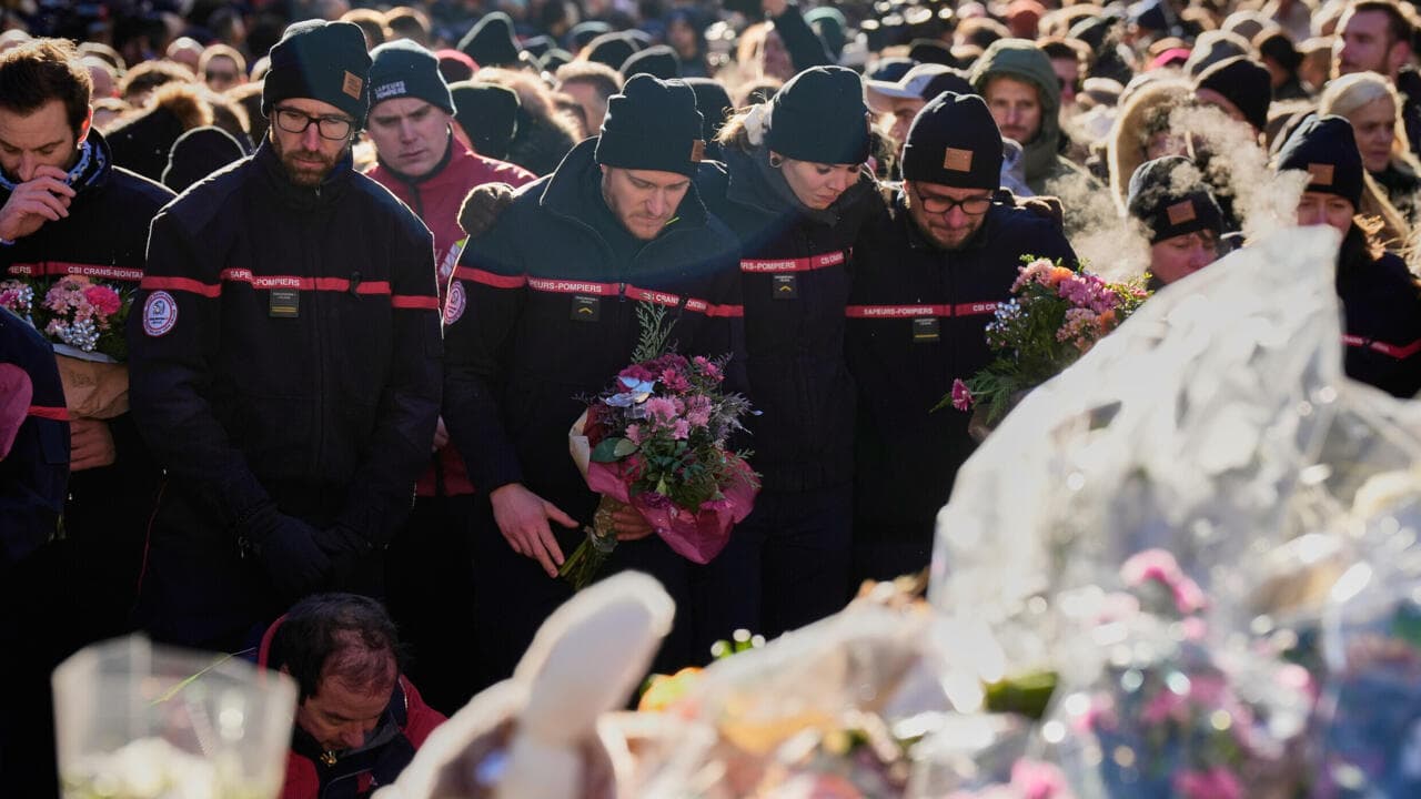 კრანს-მონტანა გლოვობს: ასობით ადამიანი შეუერთდა მდუმარე მსვლელობას ახალი წლის ღამის ტრაგედიის მსხვერპლთა პატივსაცემად