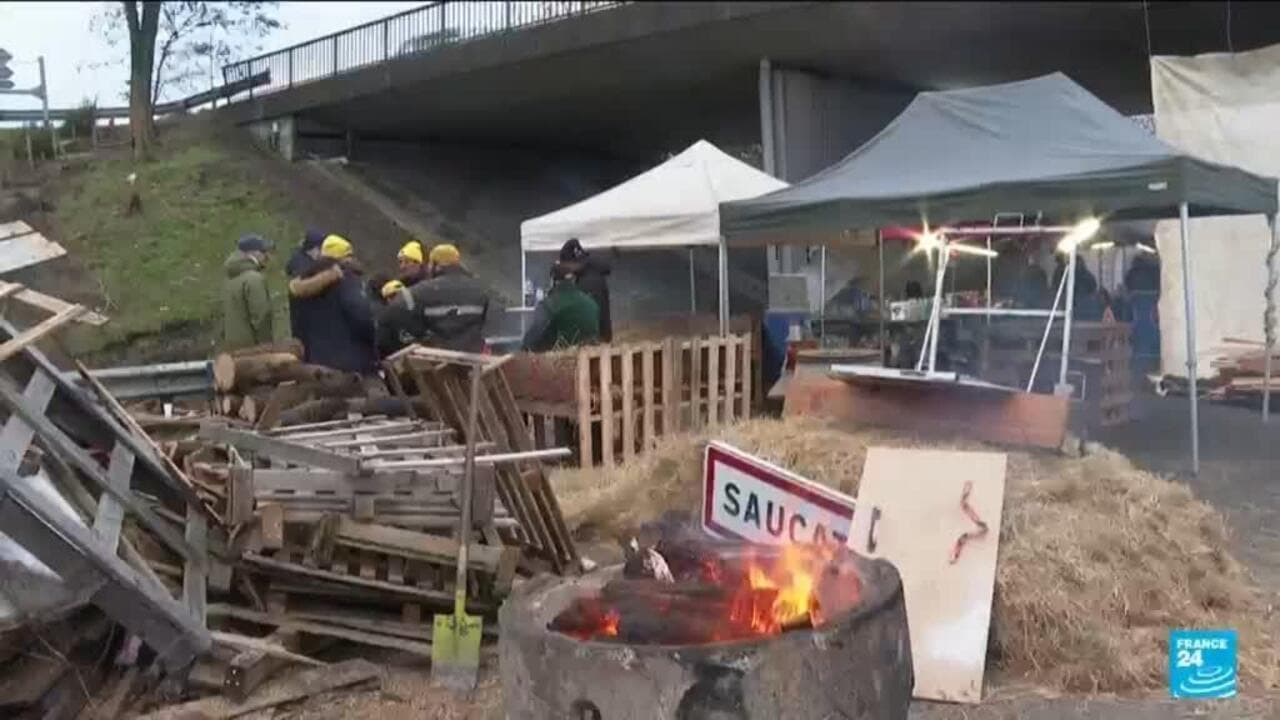 ფრანგმა ფერმერებმა შობის ღამე A64 მაგისტრალზე აღნიშნეს