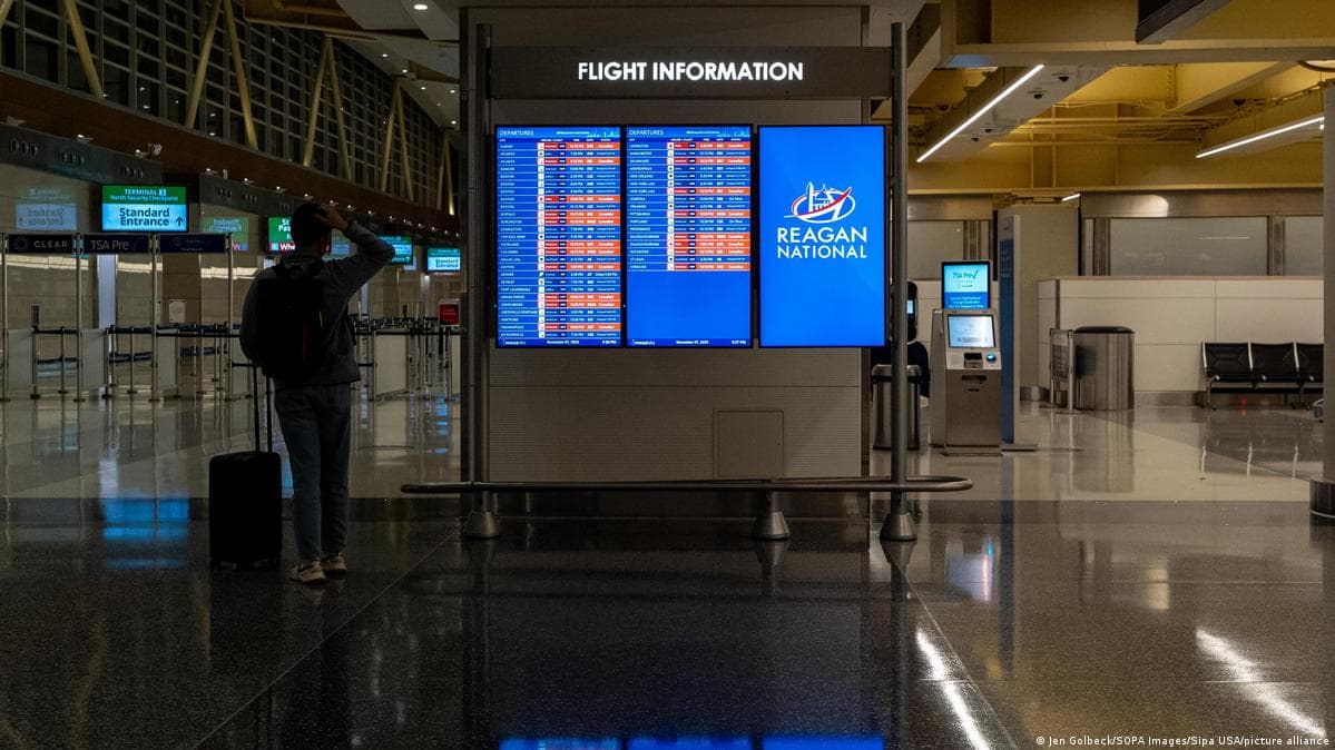 აშშ-ის მთავრობის დახურვამ გამოიწვია ფრენების გაუქმება და შეფერხებები