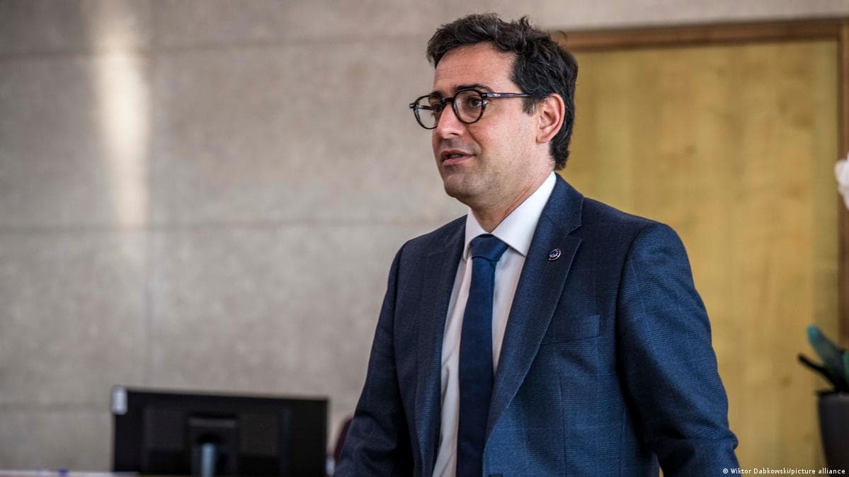 ევროკომისიამ წარადგინა "დამზადებულია ევროკავშირში" წინადადებები, რომლებიც მიზნად ისახავს საჯარო შესყიდვებისთვის მინიმალური მოთხოვნების დაწესებას, რაც ხელს შეუწყობს ევროპულ წარმოებას საკვანძო სექტორებში