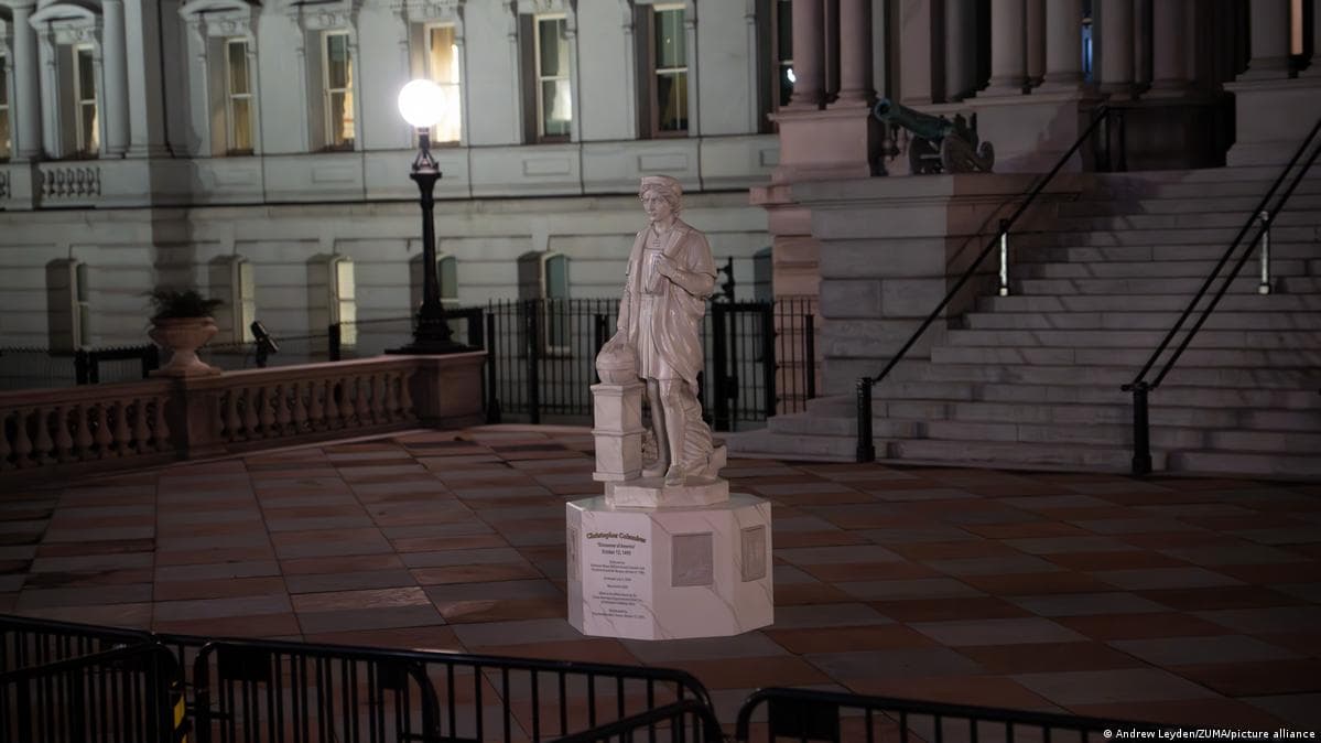 ტრამპი თეთრ სახლში კოლუმბის ქანდაკებას ამონტაჟებს