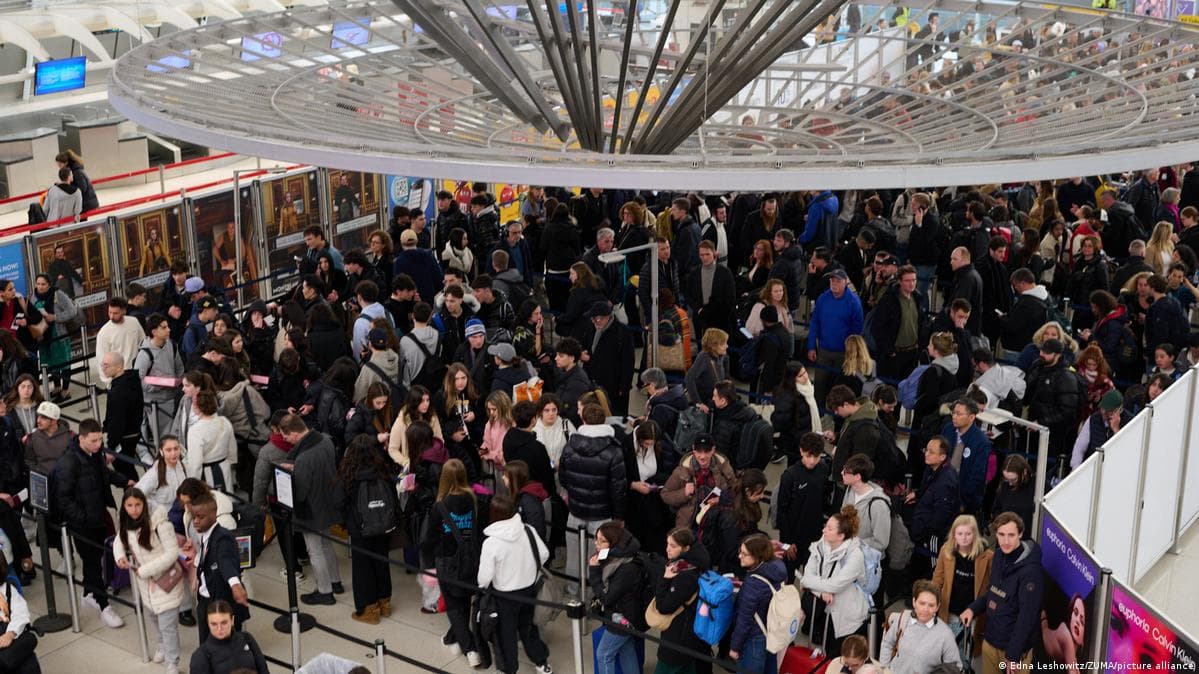 აშშ-ს აეროპორტებში შეფერხებები გრძელდება მთავრობის დახურვის გამო